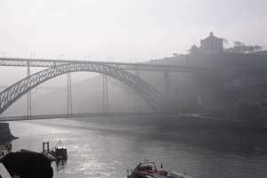  • <em>Brücke Dom Louis I in Porto im Morgennebel<em>