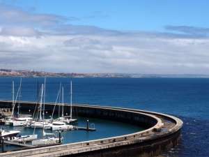  • <em>Die Hafenanlage von Cascais in Portugal <em>