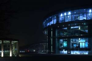  • <em>Auch bei wenig Licht können sehr interessante Architekturaufnahmen entstehen. Hier das Museum Mobile im Audiforum in Ingolstadt.<em>