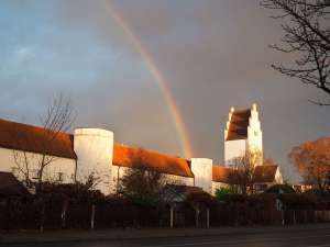  • <em>Dieser wundervolle Regenbogen schwebte über der alten Stadtmauer in Ingolstadt. Eine gigantische Szene!<em>